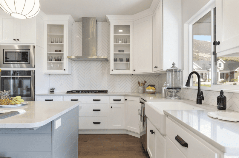 2023 kitchen trends: modern farmhouse kitchen